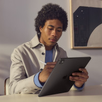 Slika iPad Pro M4 Wi-Fi + Cellular 2TB sa nanoteksturisanim staklom - Space Black MWRR